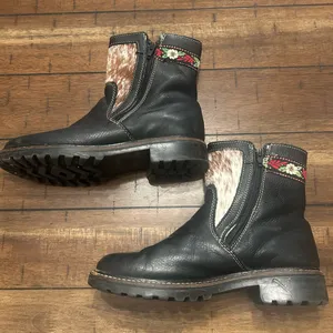 Martino Made in Canada Leather Ankle Boots Cowhide Panels Womens 8 thumbnail 2