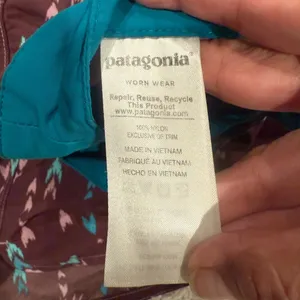 Patagonia Women’s size 12 Maroon and Teal Patterned Shorts thumbnail 11