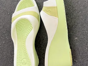 CROCS White Slide Sandals with Light Green Footbed size 7 thumbnail 6