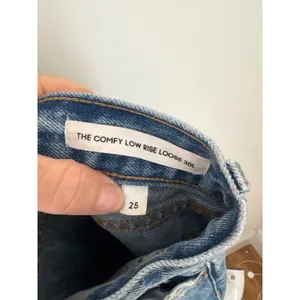 Denim Forum The Comfy Low Rise Loose Jeans 25‎ 30L Medium Wash Blue Distressed thumbnail 4