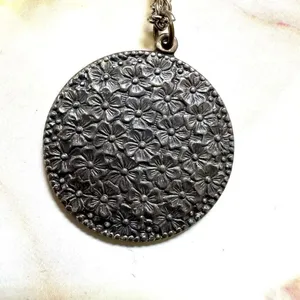 Silver tone circle floral pendant necklace Silver thumbnail 7