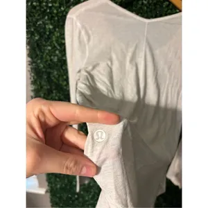 Lululemon Yogini 5 Year Long Sleeve Tee Heathered White Sz Medium thumbnail 3