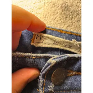 Free People Women Distressed Denim Shorts Medium Wash Raw Hem Size 28 thumbnail 3