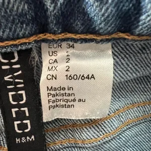 893 | H&M Divided High Waisted Relaxed Mom Jeans‎ Light Wash Blue Womens 2 thumbnail 7