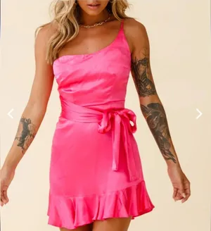 Nwt SELFIE LESLIE DONT WAIT UP ONE‎ SHOULDER WAIST TIE DRESS BARBIE HOT PINK thumbnail 1
