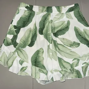 Show Me Your‎ Mumu Tropical Leaf Print Ruffle Hem High Rise Shorts Size XS thumbnail 7
