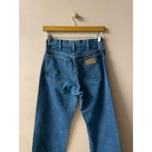 Vintage Wrangler Medium Wash Blue Straight Leg Jeans Size 5 x 34 GUC thumbnail 12
