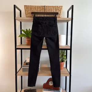 Good American Good Legs Mid-Rise Black Skinny Ankle Jeans, 0 / 25 thumbnail 4