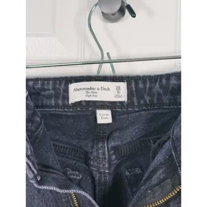 Abercrombie & Fitch Curve Love Mom High Rise Jeans Size 28 (6) Black Grunge Edgy thumbnail 4