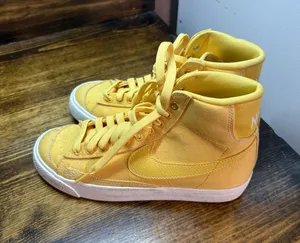 Nike‎ Yellow Sneakers Size 5.5 thumbnail 1