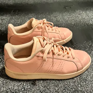 Womens sz7 Adidas Cloudfoam Advantage Pink Low Top Tennis Shoes thumbnail 2