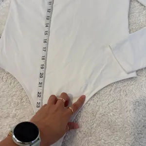 Aritzia Babaton Contour Womens L VNeck Long Sleeve White Preppy College Minimalist Glam thumbnail 5