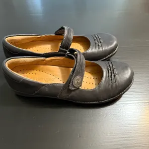 Clark’s unstructured Mary Jane‎ shoes, size 8 narrow leather thumbnail 3
