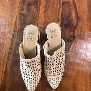 Beast Fashion Womens Tan Laser Cut Pointed Toe Block Heel Mules Size 7.5 thumbnail 8