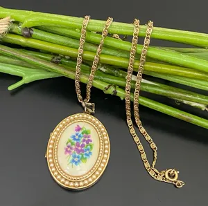 Vintage AVON Gold-tone Oval Floral Faux Pearl Locket Pendant 24” Necklace 33g thumbnail 1