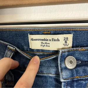 Abercrombie The Mom High Rise Medium Wash Blue Jeans Denim Size 28/6 thumbnail 7