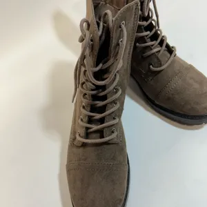 Universal Threads Women’s 6.5 Brown Combat Boots thumbnail 6