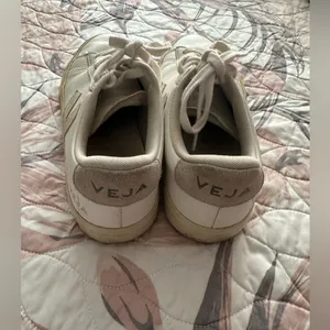 Veja Cream and Tan Low-Top Leather Sneakers thumbnail 3