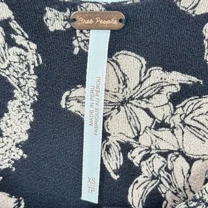 Free People Vanessa Tank Size XS Black Floral‎ Cap Sleeve Button Front Crop Top thumbnail 8