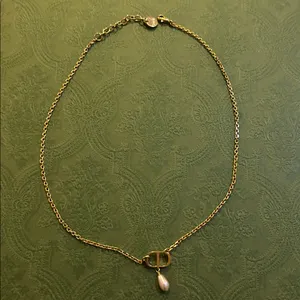 Christian Dior PETIT CD NECKLACE Gold-Finish Metal and Iridescent Pink Resin Pearl thumbnail 4