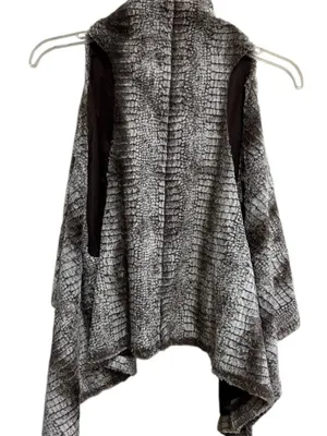 Karen Kane Vest Faux Fur Size Small Quite Luxury Old Money Elevated Staple thumbnail 1
