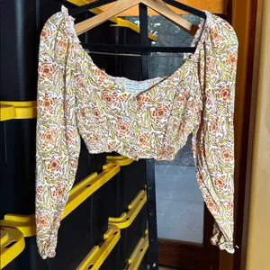 Urban Outfitters Floral Puff Sleeve Peasant Boho Crop Top Size Small thumbnail 4