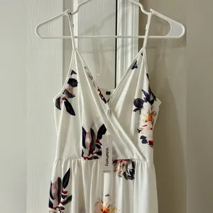 NWT Women’s Size Small Floral White Sleeveless Dress thumbnail 4