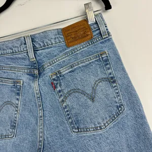 Levi’s Wedgie Straight Leg Jeans Sz 28 Light Wash Button Fly thumbnail 14