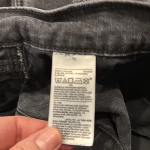 Old Navy women’s boyfriend distressed mid rise short size 16. thumbnail 3