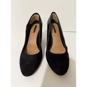 Tahari Elvira Size 8M‎ Black Suede Croc Embossed Block Heel Pumps Pointed Toe thumbnail 3