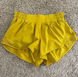 Lululemon Hotty Hot Short 2.5” *RARE color thumbnail 1