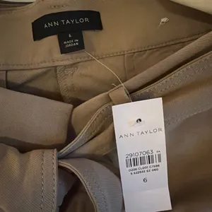 Loft Shorts Women’s Beige Size 6 thumbnail 3