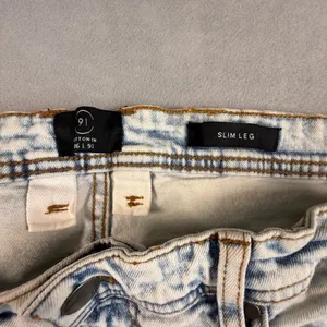 Cotton On 91 Slim Leg Acid Wash Jeans Light Blue Stretch Denim Size 34 thumbnail 5