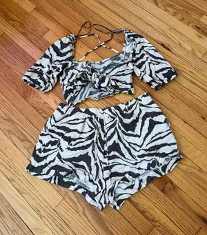 H&M Matching Set Zebra Print Crop Top/Shorts Black/Cream 2-piece tie high-waist Sz M lace cutouts coastal coord thumbnail 1