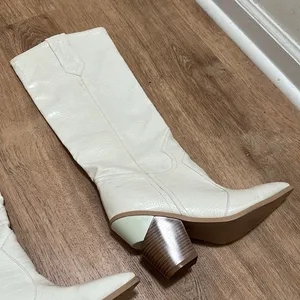 White Croc Embossed Pointed Toe Block Heel Knee High Western Boots, Size 40‎ thumbnail 4