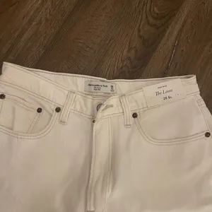 Abercrombie Women's White Jeans thumbnail 7