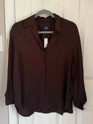 Gap NWT!! Women’s Satin Relaxed Button Down Shirt in Chocolate Brown thumbnail 4