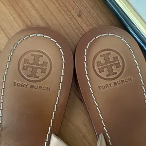 Tory Burch Leather Flip Flops Size 9 Gold Buckle Logo Hardware Tan Straps thumbnail 3