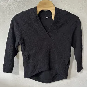 Lululemon Rippled V-Neck Pullover Sweatshirt Women's‎ 2 Black Slouchy Hi Low Hem thumbnail 1