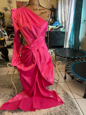 Stunning pink dress size Lg 🩷🩷 thumbnail 3