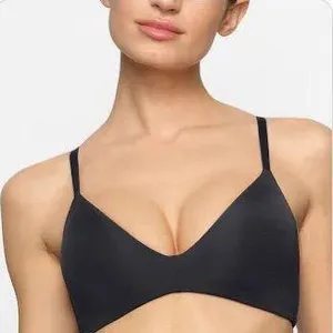 SKIMS Wireless Bra 38DD thumbnail 1