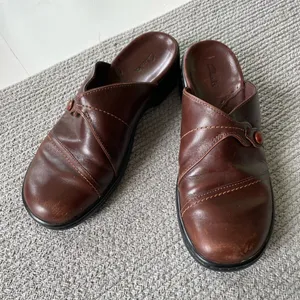 Clark’s Dark Brown Leather Low Heel Mules Clogs Size 9M thumbnail 2