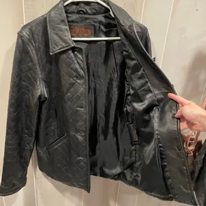 Cute vintage 90s black quilted leather broken in bomber jacket pockets festival thumbnail 5