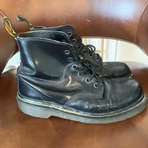 Dr. Martens Boots Womens Size Mens Size 6 10072 Smooth Leather Shiny Black thumbnail 3
