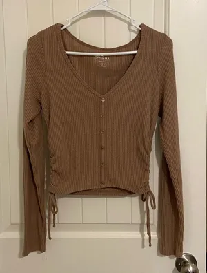 EUC Hollister women’s tan knit baby tee v-neck ruched crop long sleeve‎ top thumbnail 1