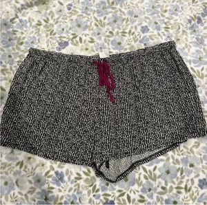 Secret Treasures BlacK & White With Pink Accent Pajama Set thumbnail 7