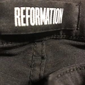 ❤️ Reformation black skinny jeans with knee rips thumbnail 3