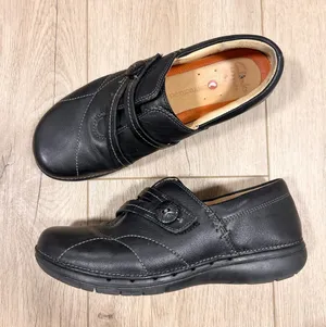 Clarks‎ Artisan Unstructured Black Leather Loafers Button Detail Womens 6M thumbnail 1