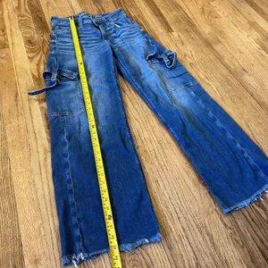 American Eagle Women 2 Wide Leg Cargo Jeans Medium Wash Raw Hem Stretch Denim thumbnail 2