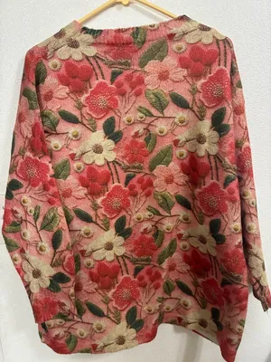 striking Floral Crewneck Sweater in Pink and Red Light Weight ( measurements) M thumbnail 2